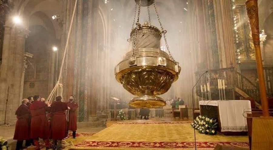 Botafumeiro e Fogos Que Incendeiam a Pedra: Santiago de Compostela Celebra o Apóstolo em 2026
