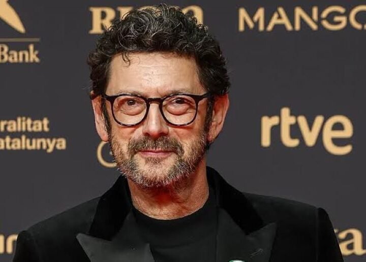 Manolo Solo e a Arte de Habitar Personagens Impossíveis