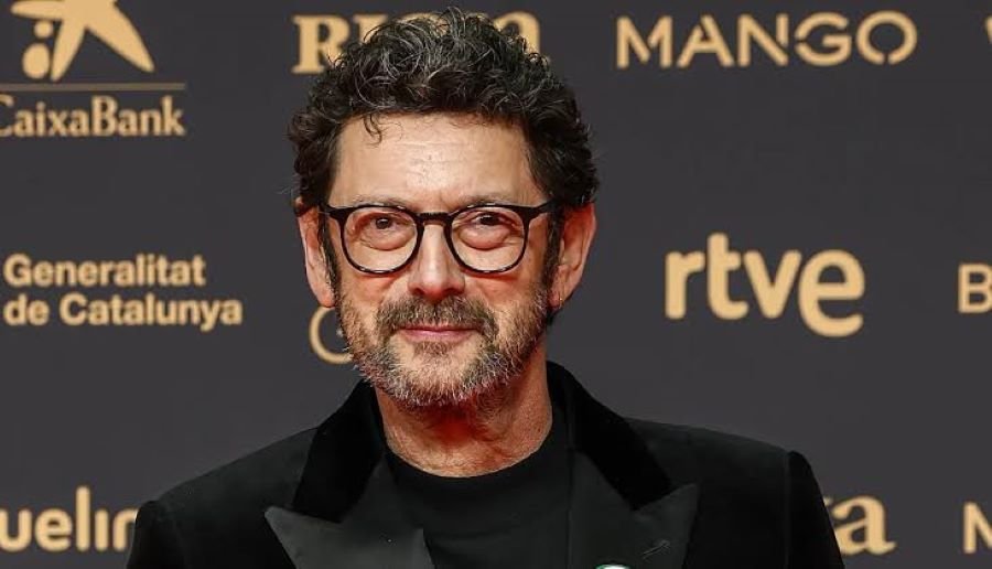 Manolo Solo e a Arte de Habitar Personagens Impossíveis