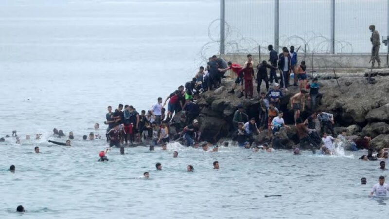 Invasão a Ceuta: milhares atravessam a fronteira e ao menos 19 morrem tentando chegar a nado